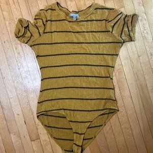 Charlotte Russe / Short Sleeve Bodysuit
